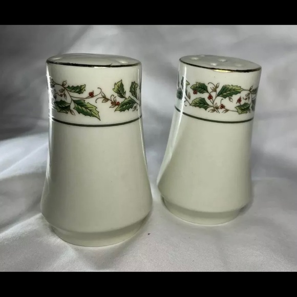 Salt and Pepper Shakers. - Picture 3 of 5